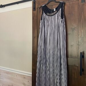 E931- Cathrine’s black and white striped sleeveless dress Sz 3X EUC